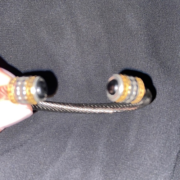 Unisex cable bracelet with decor on each end - Picture 2 of 4